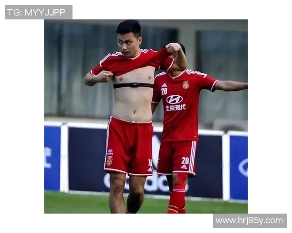 足球明星腹肌纹身大揭秘展现运动员独特魅力与个性风格的完美结合